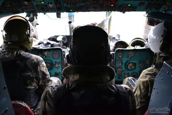Медики на вертольоті евакуювали 18 поранених військових із зони АТО. Фоторепортаж. Тільки за минулу добу шість українських військових загинули через обстріли бойовиків; ще 10 отримали різні поранення. Бойовики обстріляли позиції сил АТО за минулу добу 37 разів.