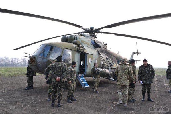 Медики на вертольоті евакуювали 18 поранених військових із зони АТО. Фоторепортаж. Тільки за минулу добу шість українських військових загинули через обстріли бойовиків; ще 10 отримали різні поранення. Бойовики обстріляли позиції сил АТО за минулу добу 37 разів.