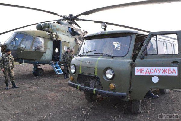 Медики на вертольоті евакуювали 18 поранених військових із зони АТО. Фоторепортаж. Тільки за минулу добу шість українських військових загинули через обстріли бойовиків; ще 10 отримали різні поранення. Бойовики обстріляли позиції сил АТО за минулу добу 37 разів.