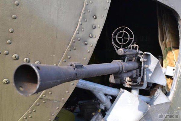 Медики на вертольоті евакуювали 18 поранених військових із зони АТО. Фоторепортаж. Тільки за минулу добу шість українських військових загинули через обстріли бойовиків; ще 10 отримали різні поранення. Бойовики обстріляли позиції сил АТО за минулу добу 37 разів.