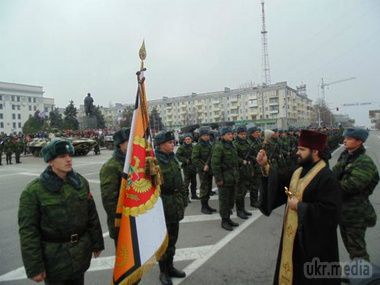 У Луганську пройшов парад військової техніки і солдатів російської формі без розпізнавальних знаків. Фоторепортаж. У центрі Луганська бойовики провели військовий парад.