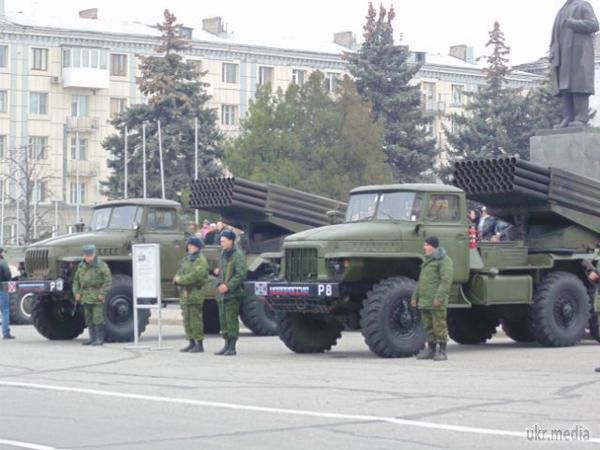 У Луганську пройшов парад військової техніки і солдатів російської формі без розпізнавальних знаків. Фоторепортаж. У центрі Луганська бойовики провели військовий парад.