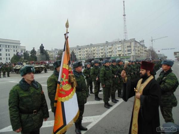 У Луганську пройшов парад військової техніки і солдатів російської формі без розпізнавальних знаків. Фоторепортаж. У центрі Луганська бойовики провели військовий парад.