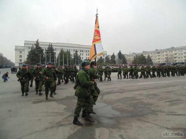 У Луганську пройшов парад військової техніки і солдатів російської формі без розпізнавальних знаків. Фоторепортаж. У центрі Луганська бойовики провели військовий парад.