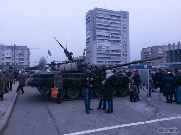 У Луганську пройшов парад військової техніки і солдатів російської формі без розпізнавальних знаків. Фоторепортаж. У центрі Луганська бойовики провели військовий парад.