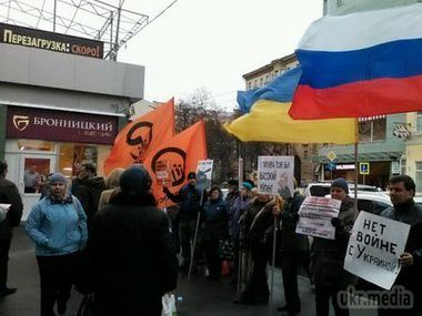 У Москві проходить акція солідарності з Україною. Фоторепортаж. Пікет зібрав кілька десятків людей, він узгоджений з владою і проходить на Новослобідський вулиці. 