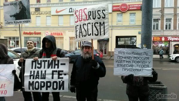 У Москві проходить акція солідарності з Україною. Фоторепортаж. Пікет зібрав кілька десятків людей, він узгоджений з владою і проходить на Новослобідський вулиці. 