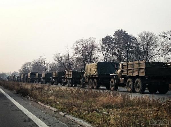 Велика колона російської техніки увійшла на околиці Донецька.. На околиці Донецька помічена величезна колона військової техніки, що складається з броньованих Камазів, "Градів", заправників і польових кухонь.