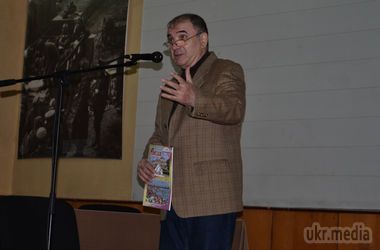 Відомий КВНщик дав концерт для бійців АТО. Відомий одеський письменник і драматург, засновник легендарної команди КВН " Клуб одеських джентльменів " Валерій Хайт дав і концерт для українських військових