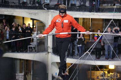Канатоходець пройшов по тросах між хмарочосами в Чикаго. Американець Нік Валленда (Nik Wallenda) в неділю, 2 листопада, без страховки пройшов по тросах між хмарочосами в Чикаго на висоті 183 метри. 