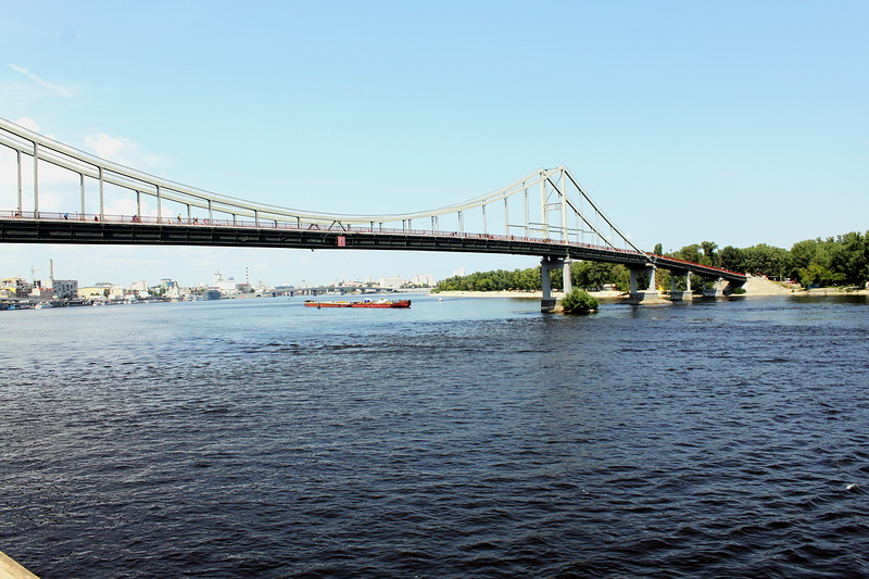 У Києві засмучений підліток стрибнув з мосту. У Києві хлопець стрибнув з пішохідного мосту в Дніпро.