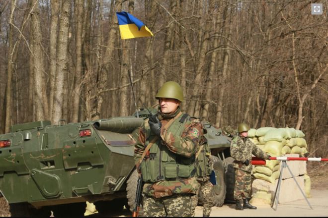 Бойовики надіслали українським військовим на 31 блокпост ультиматум про здачу зброї. Сьогодні, 3 листопада, о 7:30 місцевий таксист під білим прапором привіз на 31 блокпост на Луганщині ультиматум про здачу зброї.