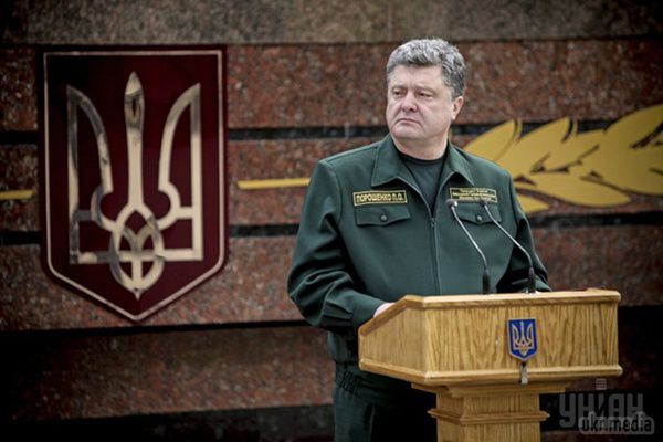 Порошенко вимагає повністю оновити Кабмін. 3 листопада президент України Петро Порошенко заявив, що чинний Кабінет міністрів вимагає повного оновлення.