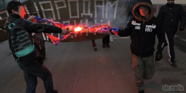 На марші в Москві російські націоналісти спалили прапор "Новоросії". Під час несанкціонованого маршу в Москві російські націоналісти спалили прапор фейкової "Новоросії".