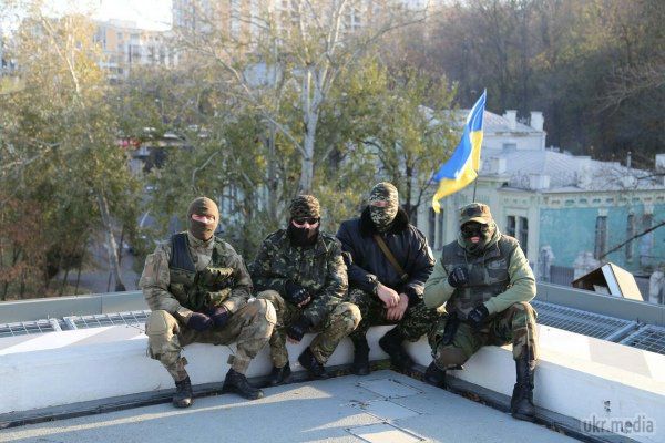Сім'я Януковича досі отримує гроші від вертолітного майданчика - «Айдар». Батальйон «Айдар» заблокував в'їзди на вертолітний майданчик Януковича