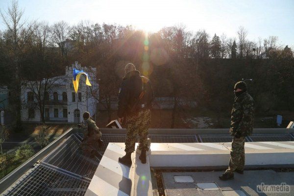 Сім'я Януковича досі отримує гроші від вертолітного майданчика - «Айдар». Батальйон «Айдар» заблокував в'їзди на вертолітний майданчик Януковича