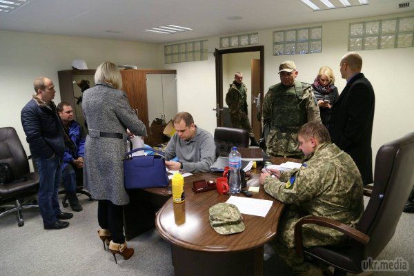 Сім'я Януковича досі отримує гроші від вертолітного майданчика - «Айдар». Батальйон «Айдар» заблокував в'їзди на вертолітний майданчик Януковича