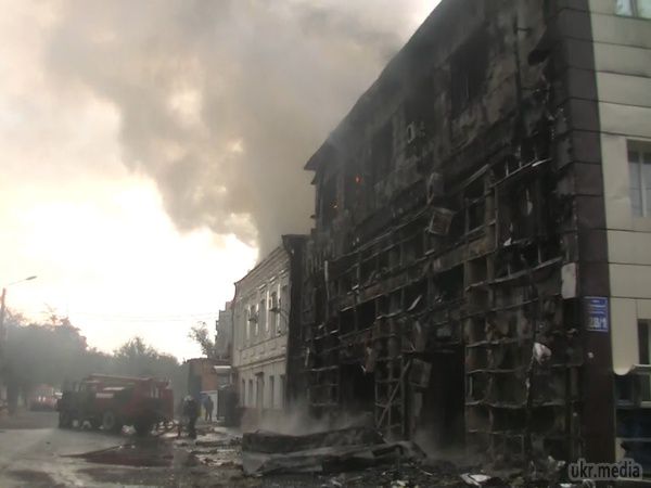 У центрі Харкова згорів дотла офісний центр. З вогнем не могли впоратися цілу годину
