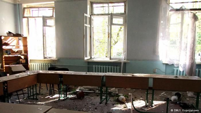 Поблизу школи в Донецьку вибухнув снаряд - загинули двоє підлітків. Донецька міська рада повідомила про загибель двох підлітків через вибух снаряду на спортивному майданчику школи номер 63. За цими даними, ще троє дітей отримали поранення різного ступеню тяжкості.