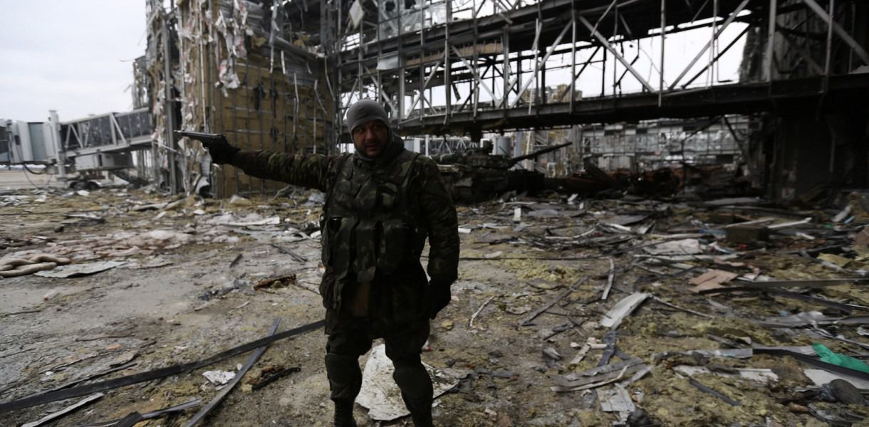 Музика Прокоф'єва. Як і навіщо "кіборги" воюють за донецький аеропорт. Щодня сепаратисти обрушують на них тонни металу, розстрілюючи з "Градів", ствольної артилерії і мінометів. Донецький аеропорт імені Прокоф'єва став Брестською фортецею нового часу