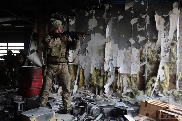 Музика Прокоф'єва. Як і навіщо "кіборги" воюють за донецький аеропорт. Щодня сепаратисти обрушують на них тонни металу, розстрілюючи з "Градів", ствольної артилерії і мінометів. Донецький аеропорт імені Прокоф'єва став Брестською фортецею нового часу