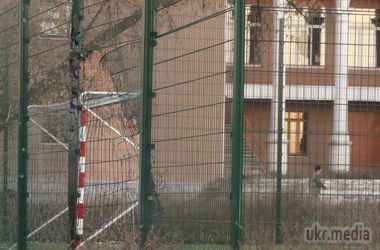 Загибель дітей біля школи в Донецьку: всі подробиці. Жертвами снаряда стали 8-класник і 18-річний випускник. Лікарі рятують потерпілих