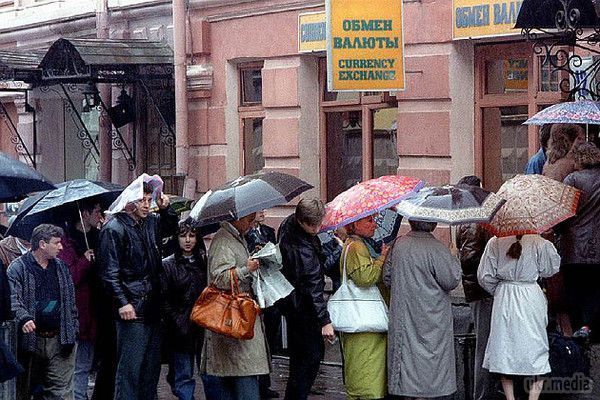 Росіяни в паніці кинулися скуповувати валюту. Небачене падіння курсу російської  грошової одиниці ( курс долара вже перевищив 46 рублів, а євро - 58) і далеко не райдужні перспективи нових економічних санкцій Заходу посіяли паніку серед населення країни