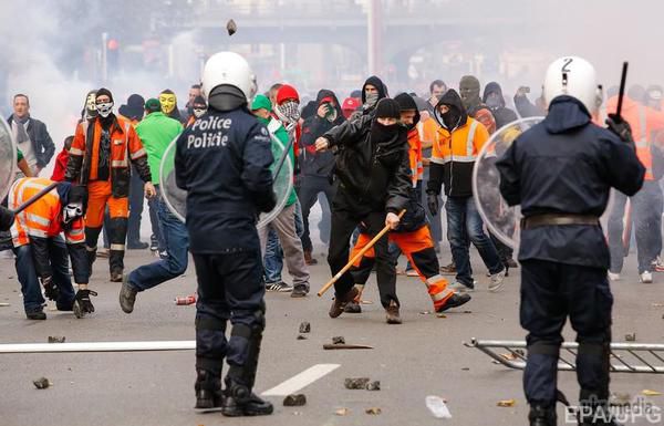 Протести в Брюсселі розрослися до величезних масштабів. У Бельгії проходить загальний страйк проти оголошеної новим урядом країни політики жорсткої економії. Сьогодні, в ході демонстрації в Брюсселі, на яку з'їхалися учасники з усієї країни, стався ряд зіткнень з поліцією. 