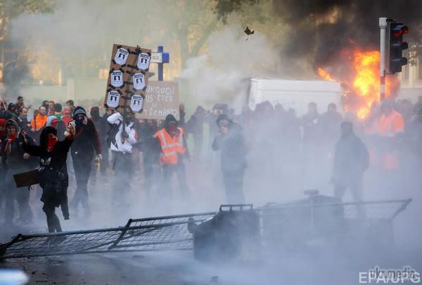 Протести в Брюсселі розрослися до величезних масштабів. У Бельгії проходить загальний страйк проти оголошеної новим урядом країни політики жорсткої економії. Сьогодні, в ході демонстрації в Брюсселі, на яку з'їхалися учасники з усієї країни, стався ряд зіткнень з поліцією. 