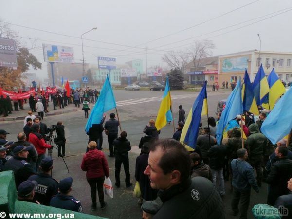 Жителі Мелітополя порвали на шматки прапори КПУ, а в Києві комуністів ніхто і пальцем не торкнув. У Мелітополі українські активісти не дозволили місцевим комуністам нести червоні прапори.