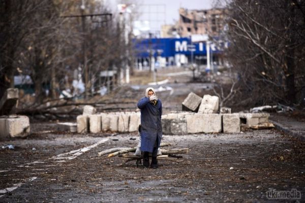 Кабмін доручив припинити соціальні виплати в окупованому Донбасі і евакуювати усі бюджетні установи. Рішення припинити бюджетні перерахування на території, контрольовані бойовиками, анонсував прем'єр Арсеній Яценюк 5 листопада.