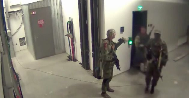 Відео із зрадником, який впустив бойовиків до донецького аеропорту. СБУ оприлюднила відеозапис з камер відеоспостереження, встановлених у міжнародному аеропорту міста Донецька.