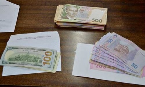 СБУ розкрила корупційну схему в Сумському військкоматі. СБУ у взаємодії з військовою прокуратурою припинила протиправну діяльність двох посадових осіб з числа керівництва Сумського об'єднаного міського військового комісаріату, які організували схему.. 