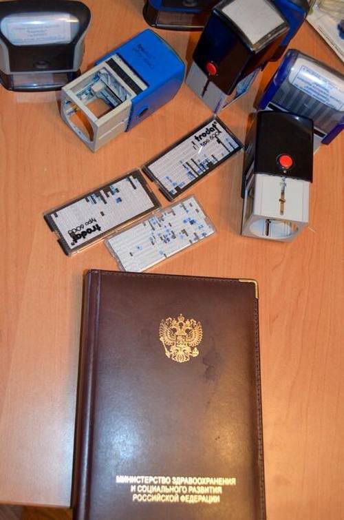 СБУ розкрила корупційну схему в Сумському військкоматі. СБУ у взаємодії з військовою прокуратурою припинила протиправну діяльність двох посадових осіб з числа керівництва Сумського об'єднаного міського військового комісаріату, які організували схему.. 