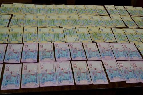 СБУ розкрила корупційну схему в Сумському військкоматі. СБУ у взаємодії з військовою прокуратурою припинила протиправну діяльність двох посадових осіб з числа керівництва Сумського об'єднаного міського військового комісаріату, які організували схему.. 