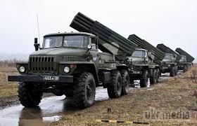 ОБСЄ зафіксувало 17 вантажівок з важким озброєнням під Донецьком. Спеціальна спостережна місія ОБСЄ на сході України розповсюдила доповідь, в якій стверджує, що зафіксувала ще одне переміщення військової техніки без розпізнавальних знаків. 