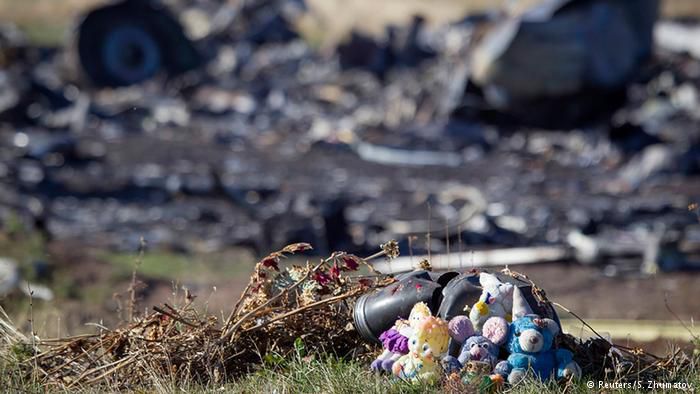 Путін звинуватив Україну у перешкоджанні розслідуванню катастрофи MH17. Президент РФ стверджує, що українські військові, а не проросійські сепаратисти, заважають провести розслідування причин авіакатастрофи MH17. Натомість Нідерланди задоволені співпрацею з Україною.