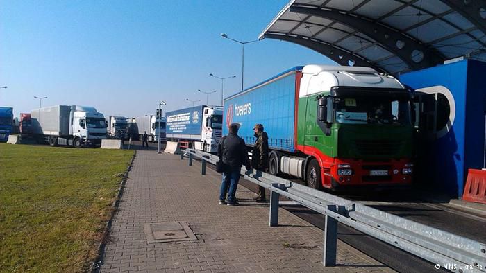 До України прибули ще 40 вантажівок із житловими модулями з Німеччини. Німеччина надіслала до України чергову партію гуманітарної допомоги - 40 вантажівок із житловими модулями для вимушених переселенців. Загалом станом на 11 листопада ФРН відправила в Україну 88 фур.