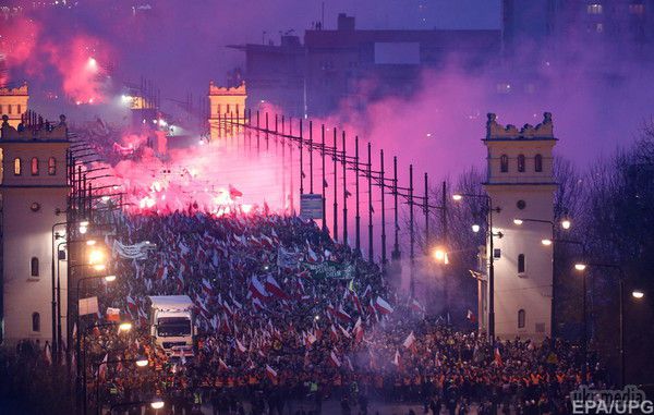 В День Незалежності Польщі у Варшаві пройшли заворушення (фото). В акції приймають участь десятки тисяч людей