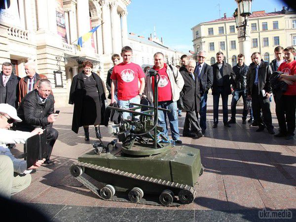 Артисти Львівської опери передали бійцям АТО минитанк-розвідник. Фоторепортаж. 11 листопада на площі перед Львівським національним академічним театром опери та балету імені Соломії Крушельницької артисти театру представили громадськості і передали бійцям АТО минитанк-розвідник, виготовлений львівськими інженерами. 49 тис. грн, витрачені на апарат, були зібрані з показу вистави "Запорожець за Дунаєм", присвяченого сучасному козацтву України.