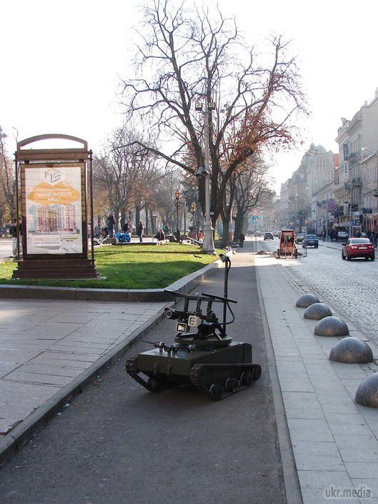 Артисти Львівської опери передали бійцям АТО минитанк-розвідник. Фоторепортаж. 11 листопада на площі перед Львівським національним академічним театром опери та балету імені Соломії Крушельницької артисти театру представили громадськості і передали бійцям АТО минитанк-розвідник, виготовлений львівськими інженерами. 49 тис. грн, витрачені на апарат, були зібрані з показу вистави "Запорожець за Дунаєм", присвяченого сучасному козацтву України.