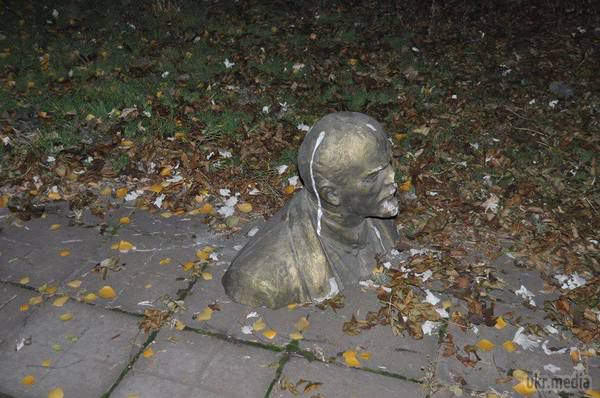 Фотофакт: у Запоріжжі знесли пам'ятник Леніну. В мережі з'явилися фотографії зруйнованого пам'ятника Леніну в Запоріжжі в районі комбінату «Зірка». 