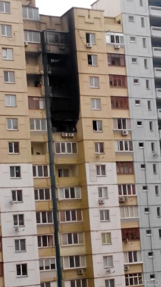 Київ на Троєщині горить житловий будинок, є постраждалі. На Троєщині в житловому будинку по вулиці Данькевича, 8 за супермаркетом "Білла" гасять пожежу. Очевидці повідомляють про сім пожежних машинах.