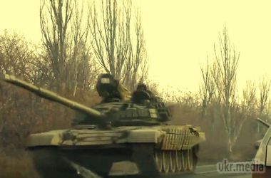 Колона військових вантажівок і танків рухається на Донецьк. У Донецька зафіксовані нові колони військової техніки