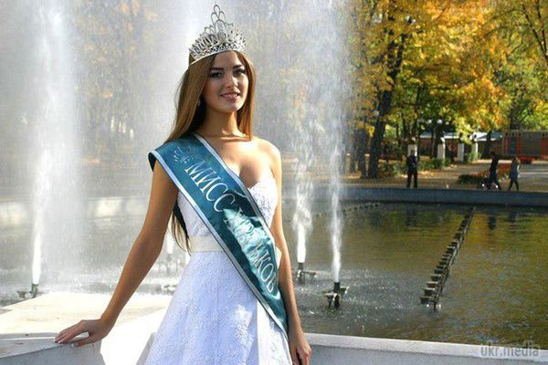 Україну на конкурсі Міс Всесвіт представить майбутній прокурор з Харкова. 20-річній Діані Гаркуші випав щасливий квиток. В США дівчина поїде замість львів'янки Анни Андрес, яка відмовилася від корони.