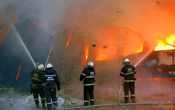 Пожежу в Києві біля кіностудії імені Довженка локалізували. На місці працює 21 одиниця основної та спеціальної техніки і близько 97 чоловік особового складу.