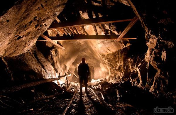 Терористи ЛНР захопили шахту в Луганської області Первомайськвугілля. Сьогодні терористами ЛНР знищена шахта "Первомайськвугілля". В ній знаходяться люди.