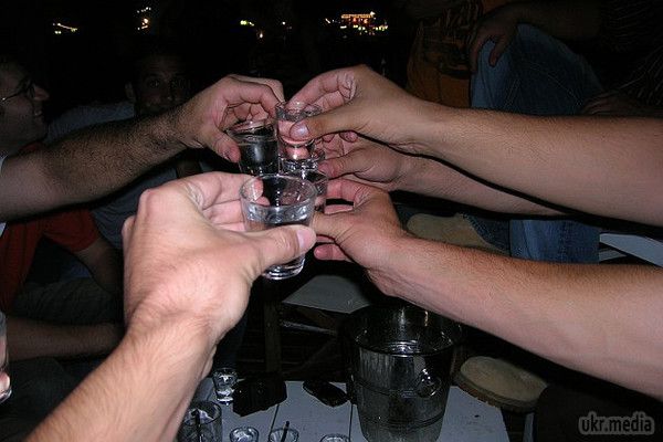 У РФ кинули під поїзд за відмову випити. Молоді люди відібрали у потерпілого всі наявні при ньому цінні речі, а для того, щоб приховати сліди свого злочину і вдавати, що він потрапив під потяг, віднесли його.....