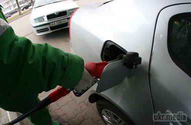 Ціни на бензин знову підскочили. Деякі АЗС підняли вартість палива відразу на 1 грн