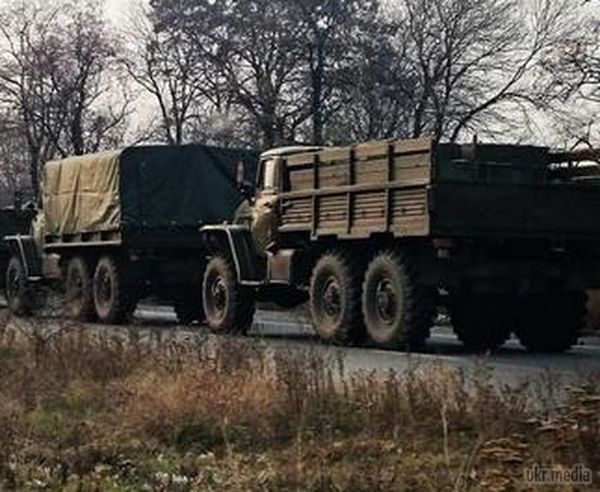 Спостерігачі ОБСЄ заявляють про колону військової техніки на Донбасі без розпізнавальних знаків. Представники спеціальної моніторингової місії ОБСЄ зафіксували на території, яку контролюють бойовики угрупування «ДНР», три колони військової техніки. 
